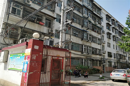 海岱北苑三楼100平三室精装带车库80.8万可按揭